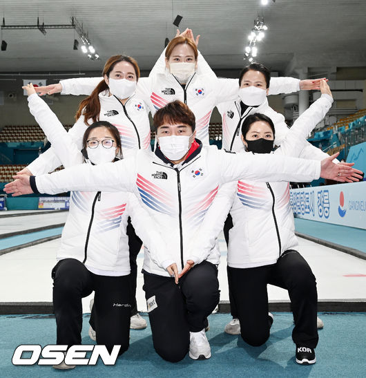 여자 컬링 국가대표팀 '팀 킴'(김선영, 김영미, 김은정, 김초희, 김경애)이 임명섭 감독과 함께 포토타임을 갖고 있다. 2022.01.21 / rumi@osen.co.kr