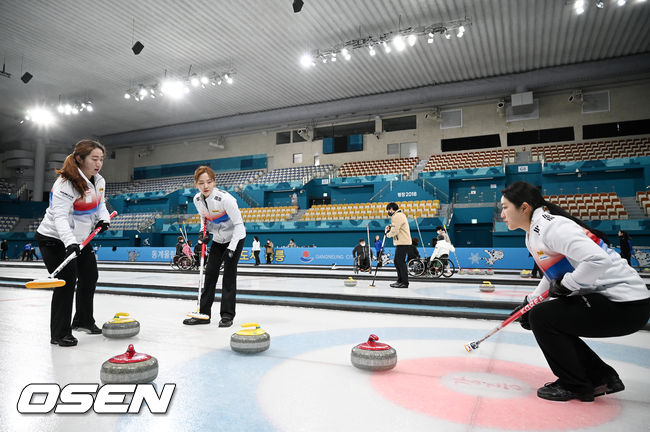 여자 컬링 국가대표팀 '팀 킴'(김선영, 김영미, 김은정, 김초희, 김경애)이 훈련을 하고 있다. 2022.01.21 / rumi@osen.co.kr