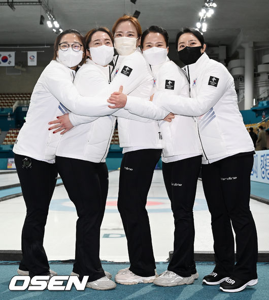 여자 컬링 국가대표팀 '팀 킴'(김선영, 김영미, 김은정, 김초희, 김경애)이 포토타임을 갖고 있다. 2022.01.21 / rumi@osen.co.kr