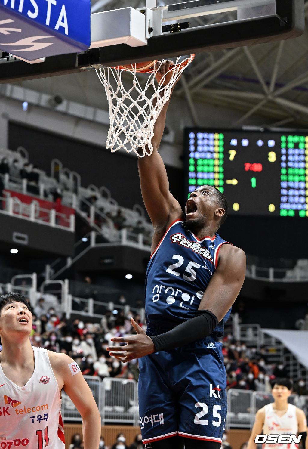 1쿼터 KT 라렌이 덩크슛을 시도하고 있다. 2022.01.19 / rumi@osen.co.kr