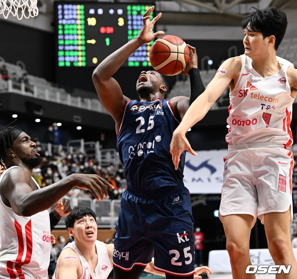1쿼터 KT 라렌이 점프슛을 시도할때 SK 안영준에게 블록슛을 당하고 있다. 2022.01.19 / rumi@osen.co.kr