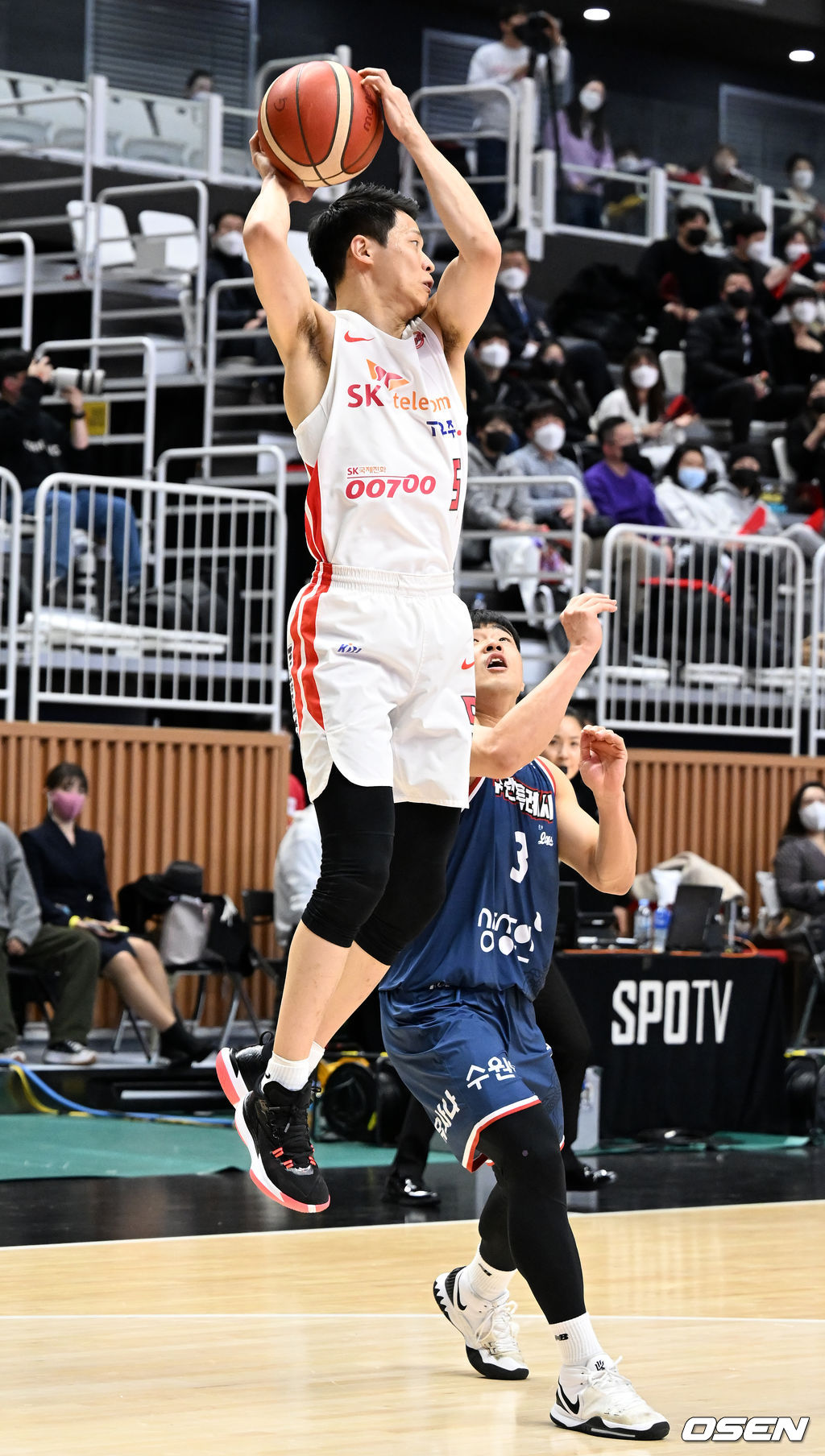 2쿼터 SK 김선형이 리바운드를 하고 있다. 2022.01.19 / rumi@osen.co.kr