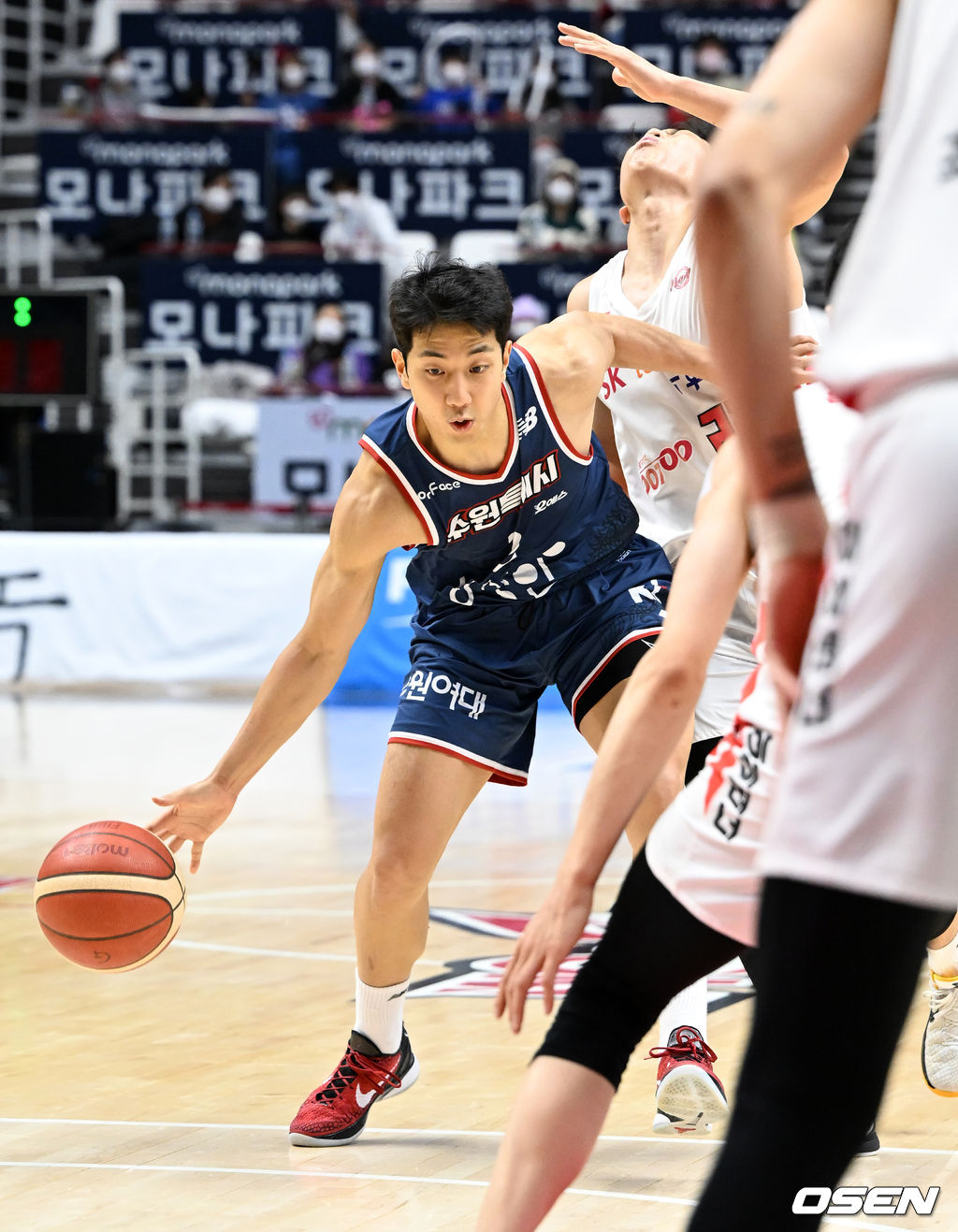2쿼터 KT 허훈이 돌파하며 공격자 반칙을 범하고 있다. 2022.01.19 / rumi@osen.co.kr