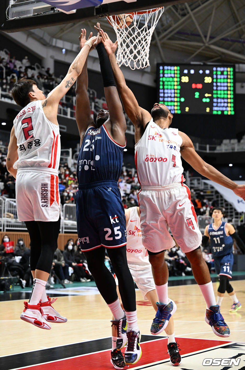 2쿼터 KT 라렌과 SK 최준용과 윌리엄스가 리바운드를 하고 있다. 2022.01.19 / rumi@osen.co.kr