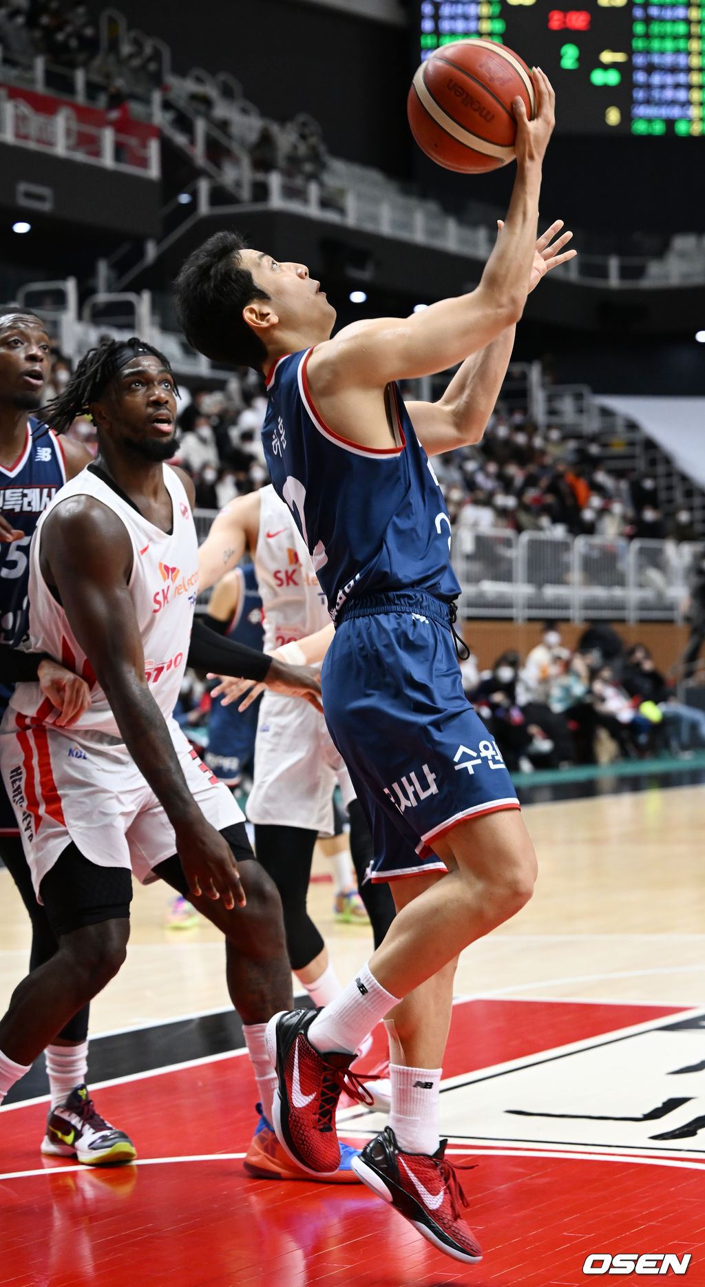 2쿼터 KT 허훈이 리버스 레이업슛을 성공시키고 있다 . 2022.01.19 / rumi@osen.co.kr