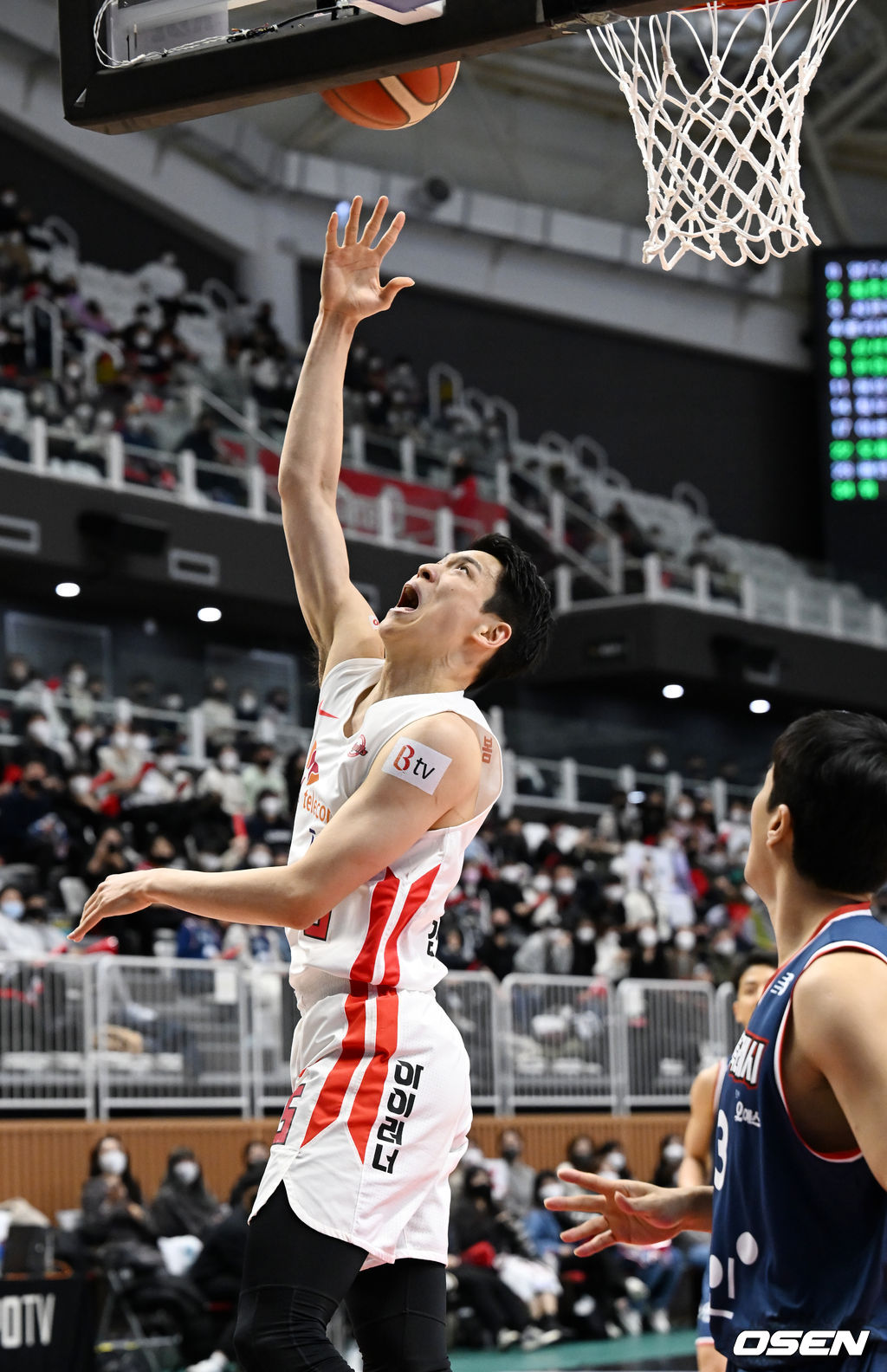 3쿼터 SK 김선형이 리버스 레이업슛을 시도하고 있다. 2022.01.19 / rumi@osen.co.kr