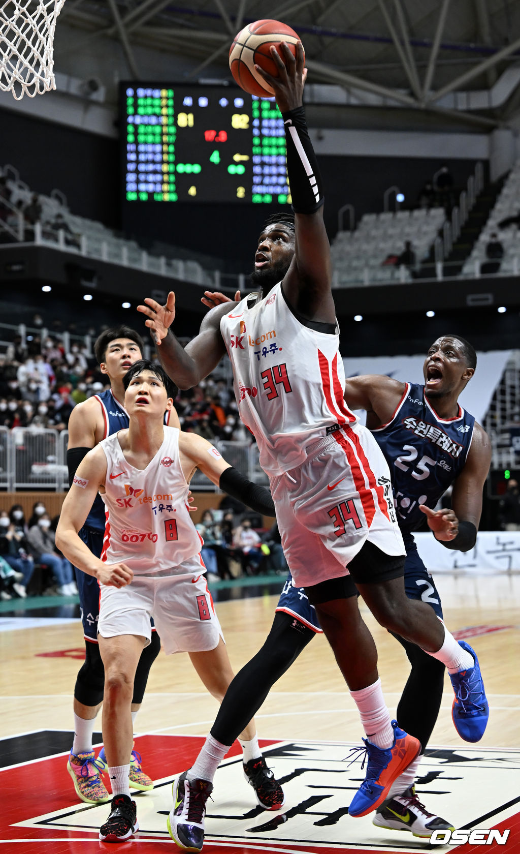 4쿼터 SK 워니가 슛에 성공하며 파울을 얻어내고 있다. 2022.01.19 / rumi@osen.co.kr