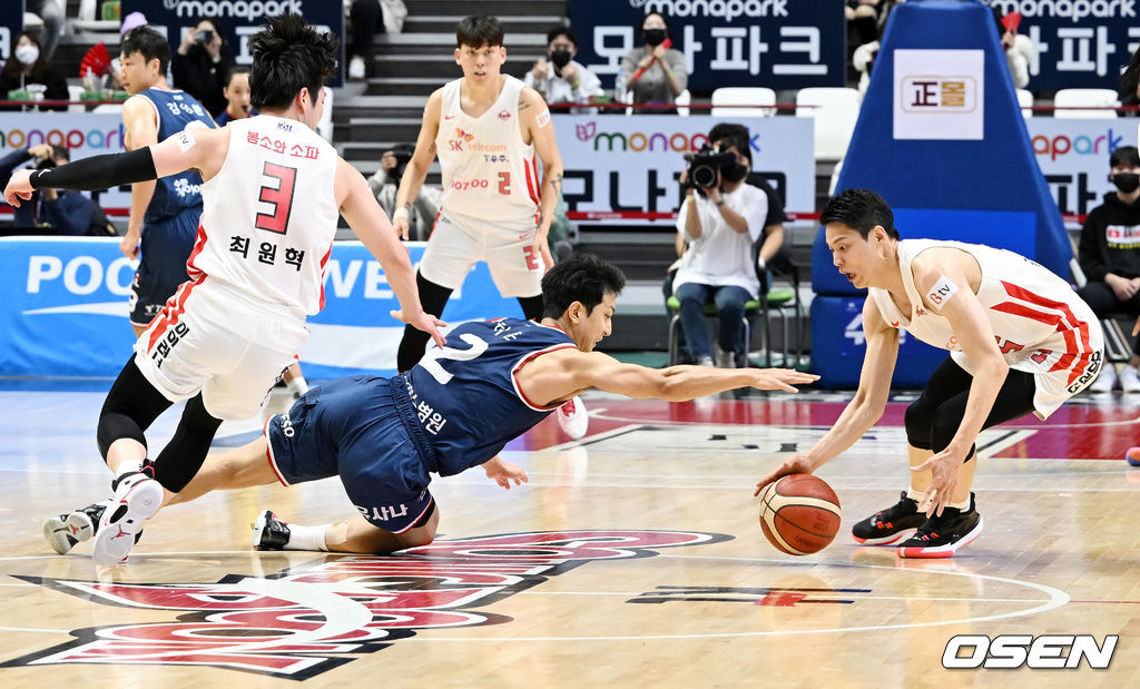 4쿼터 종료가 얼마 남지 않은 시점에서 KT 허훈이 넘어지며 SK 김선형에게 볼을 뺏기고 있다. 2022.01.19 / rumi@osen.co.kr
