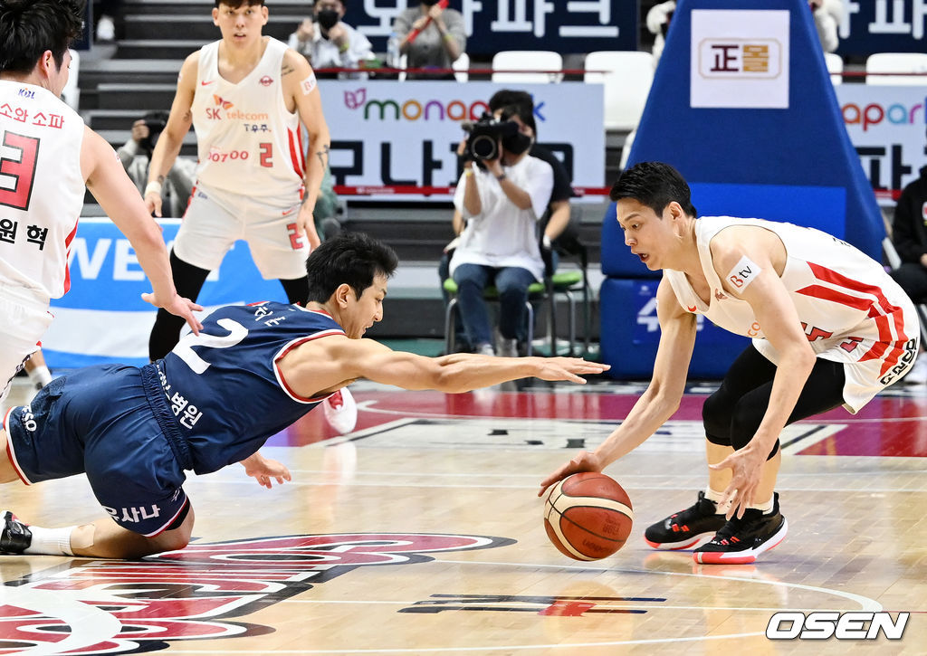 4쿼터 종료가 얼마 남지 않은 시점에서 KT 허훈이 넘어지며 SK 김선형에게 볼을 뺏기고 있다. 2022.01.19 / rumi@osen.co.kr