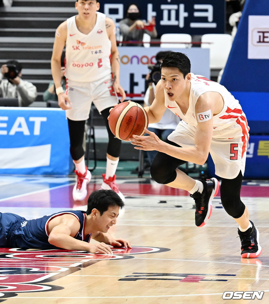 4쿼터 종료가 얼마 남지 않은 시점에서 KT 허훈이 넘어지며 SK 김선형에게 볼을 뺏기고 있다. 2022.01.19 / rumi@osen.co.kr
