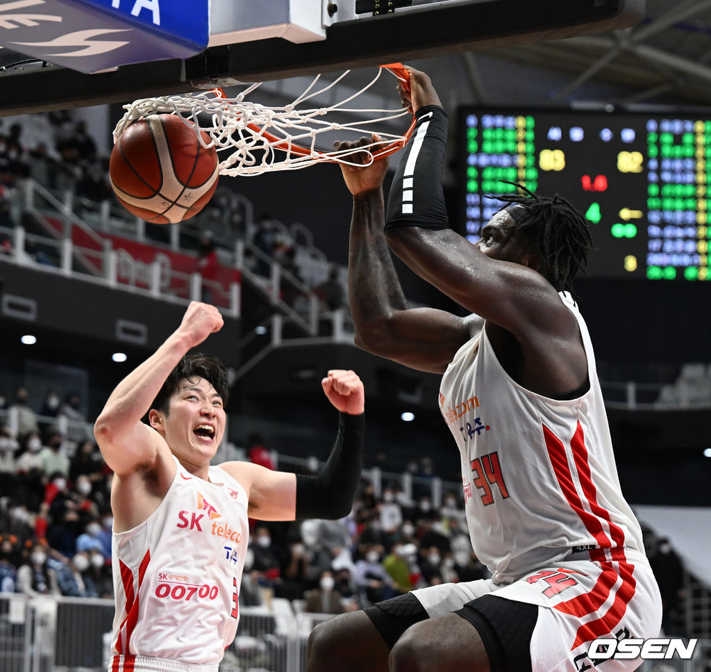 4쿼터 종료직전 SK 워니가 투핸드덩크슛을 내리꽂고 있다. 2022.01.19 / rumi@osen.co.kr