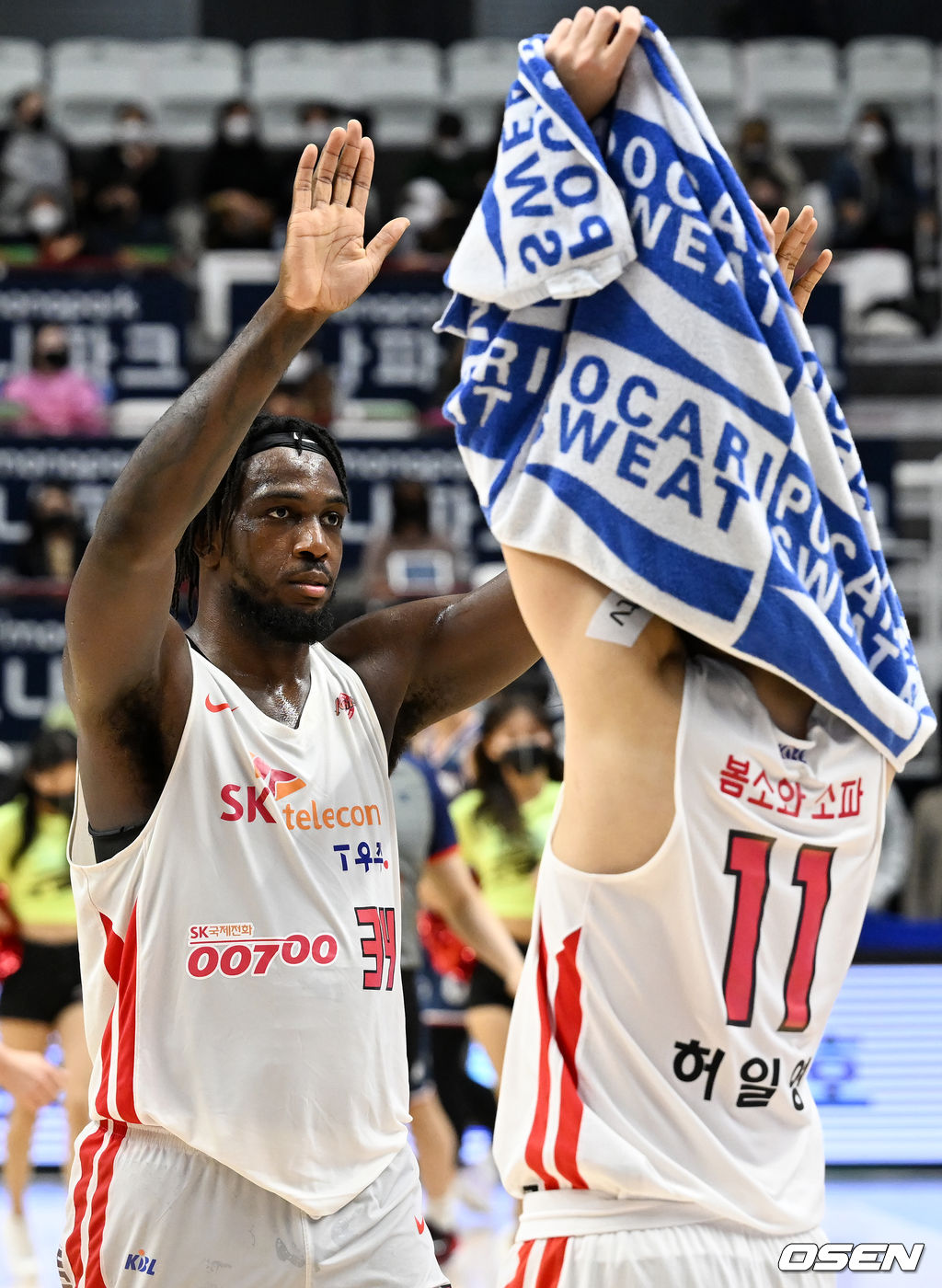 경기를 마치고 SK 워니가 허일영과 하이파이브를 하고 있다. 2022.01.19 / rumi@osen.co.kr