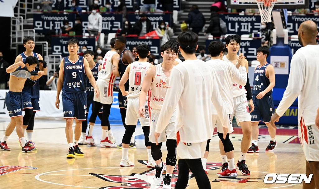 경기를 마치고 SK 선수들이 하이파이브를 하고 있다. 2022.01.19 / rumi@osen.co.kr