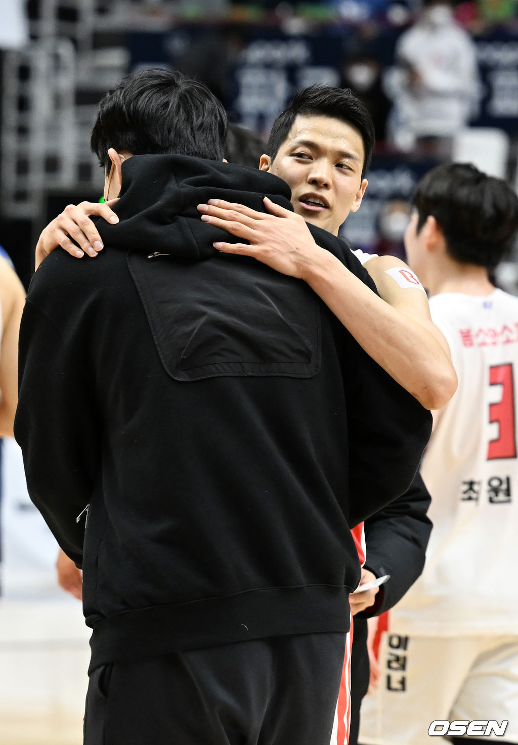 경기를 마치고 SK 김선형이 동료들과 포옹을 하고 있다. 2022.01.19 / rumi@osen.co.kr