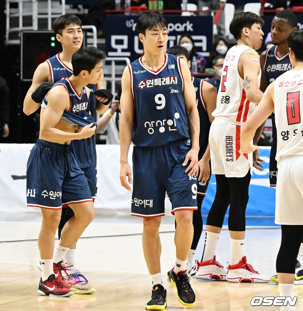 19일 오후 경기도 수원 KT아레나에서 ’2021-2022 KGC 인삼공사 정관장 프로농구’ 수원 KT와 서울 SK의 경기가 열렸다. 이 경기에서 SK가 접전 끝에 KT에 85-82로 승리했다. 이날 결과로 SK는 25승 8패를 기록했다. KT는 10패(23승)째를 당했다. 1,2위에 위치해 있는 양 팀의 승차는 두 경기로 벌어졌다.경기를 마치고 허훈을 비롯한 KT 선수들이 아쉬워하고 있다. 2022.01.19 / rumi@osen.co.kr