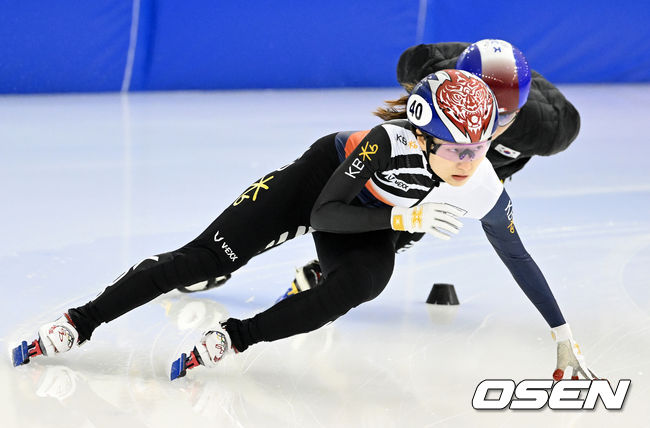 쇼트트랙 대표팀 최민정이 훈련을 하고 있다. 2022.01.05 /jpnews@osen.co.kr