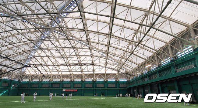 LG 트윈스의 2군 구장인 이천 챔피언스파크의 실내 훈련장. /OSEN DB