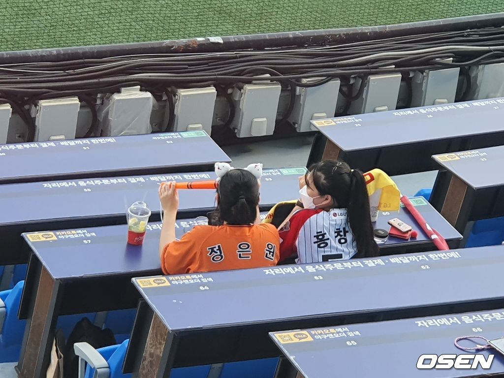 잠실구장에서 열린 한화-LG전. 정은원과 홍창기의 유니폼을 입은 팬들이 경기를 관전하고 있다. /OSEN DB