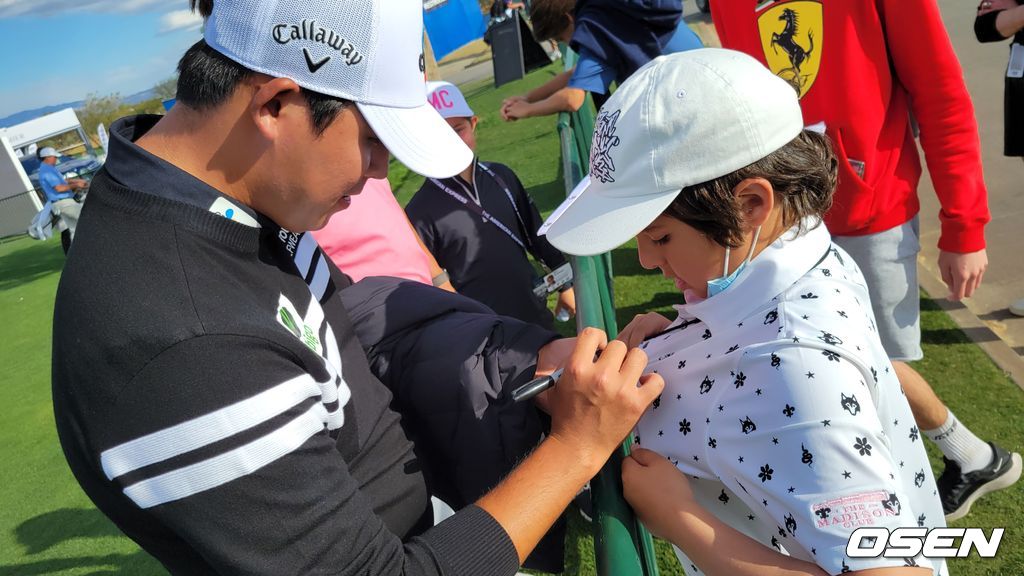 [OSEN=라킨타(미 캘리포니아주), 이사부 통신원] 김시우가 23일(한국시간)  캘리포니아주 라킨타의 PGA 웨스트 다이 토너먼트 코스에서 벌어진 아메리칸 익스프레스 3라운드를 마친 뒤 한 꼬마 팬의 셔츠에 사인을 해주고 있다.