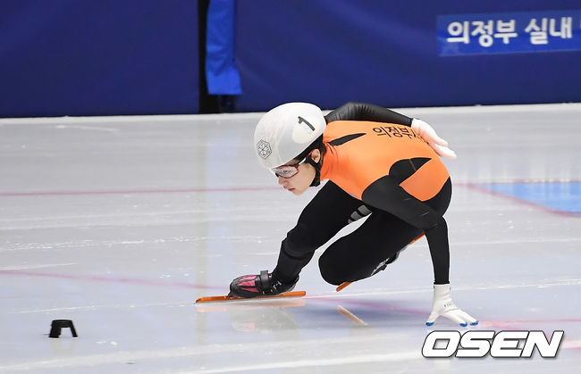 여자부 일반 1000M 준결승 (흰) 김지유가 역주하고 있다. /youngrae@osen.co.kr 