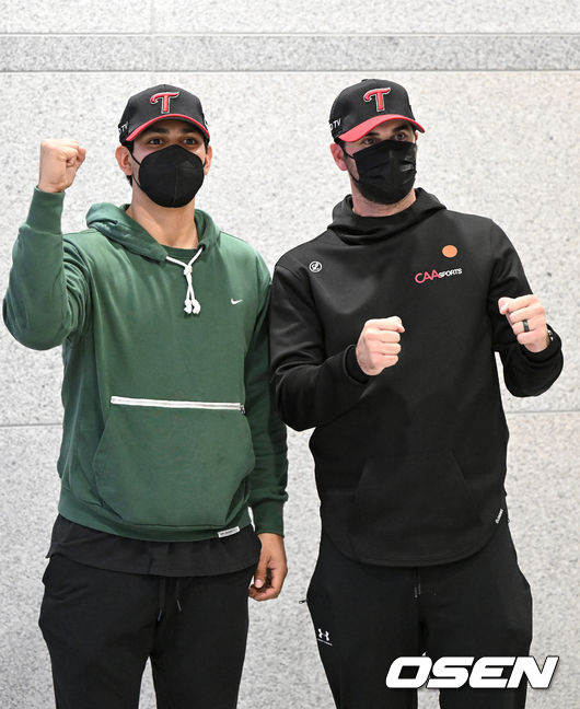 LG 트윈스의 새 외국인 선수 리오 루이즈(왼쪽)와 아담 플럿코가 23일 오전 인천국제공항을 통해 입국 했다. 취재진을 향해 포즈를 취하고 있다.  2022.01.23 /sunday@osen.co.kr