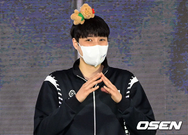 23일 오후 광주 페퍼스타디움에서 '도드람 2021~2022' V리그 올스타전이 열렸다.김희진에 '곰 세마리' 동요에 맞춰 율동을 하고 있다. 2022.01.23 /cej@osen.co.kr