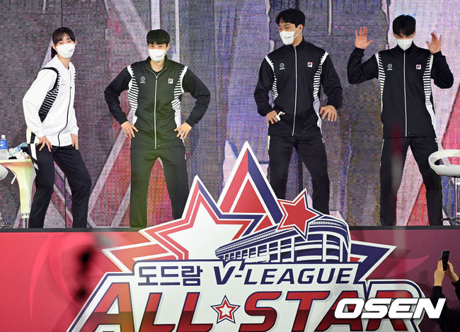 23일 오후 광주 페퍼스타디움에서 '도드람 2021~2022' V리그 올스타전이 열렸다.'소원을 말해봐' 코너 중 박정아, 김희진, 임동혁, 임성진이 '헤이마마' 안무를 선보이고 있다. 2022.01.23 /cej@osen.co.kr