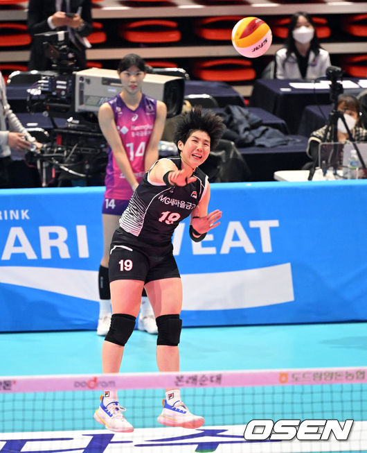 서브 퀸 콘테스트에서 우승을 차지한 이소영이 서브를 하고 있다. 2022.01.23 /cej@osen.co.kr