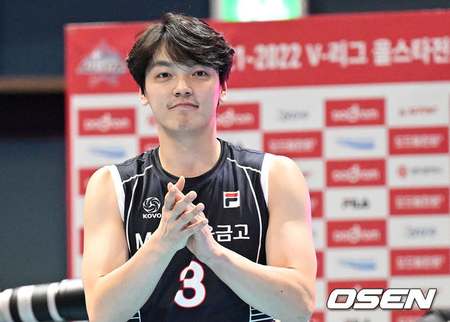 23일 오후 광주 페퍼스타디움에서 '도드람 2021~2022' V리그 올스타전이 열렸다.서브 킹 컨테스트에서 우승을 차지한 조재성이 박수를 치고 있다. 2022.01.23 /cej@osen.co.kr