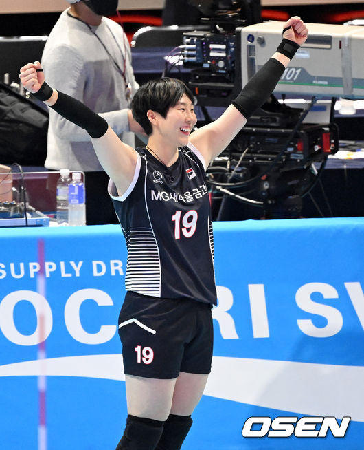 23일 오후 광주 페퍼스타디움에서 '도드람 2021~2022' V리그 올스타전이 열렸다.서브 퀸 콘테스트에서 우승을 차지한 이소영이 기뻐하고 있다. 2022.01.23 /cej@osen.co.kr