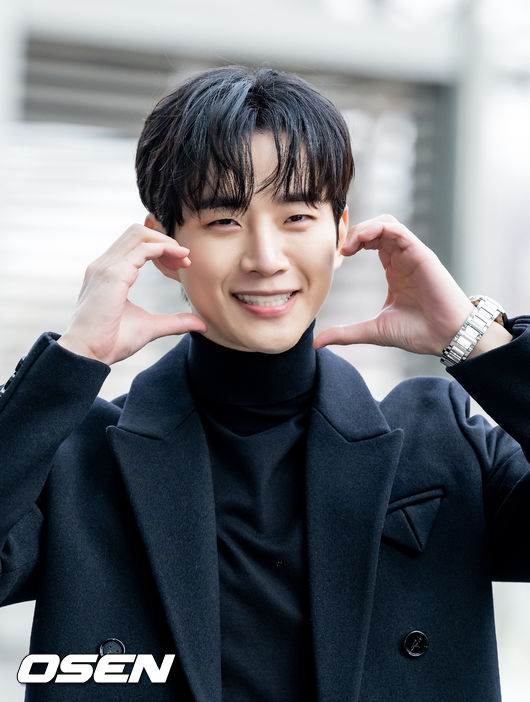 이준호가 방송을 위해 입장하던 중 사옥 입구에서 포즈를 취하고 있다. 21.12.28/rumi@osen.co.kr