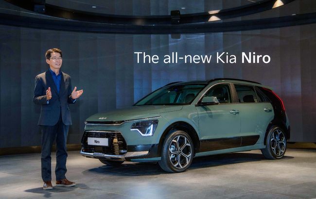 기아 국내사업본부장 권혁호 부사장이 신형 니로 앞에서 기념 촬영을 하고 있다. 