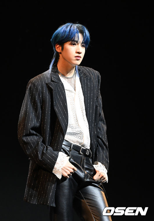 펜타곤 우석이 포토타임을 하고 있다. 2022.01.24 /jpnews@osen.co.kr