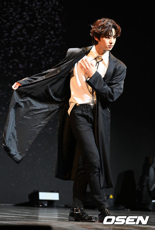 펜타곤 홍석이 포토타임을 하고 있다. 2022.01.24 /jpnews@osen.co.kr