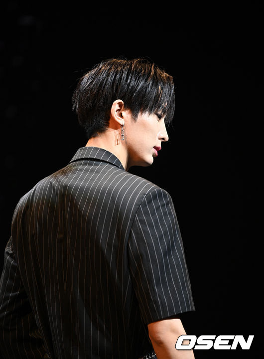 펜타곤 유토가 포토타임을 하고 있다. 2022.01.24 /jpnews@osen.co.kr