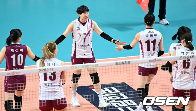 KGC인삼공사 이소영이 동료들을 격려하고 있다. 2021.11.30 /OSEN DB