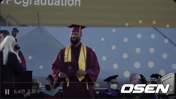 [사잔] 작년 12월 애리조나 스테이트 대학 졸업식에서 학위를 받은 크리스 영. <애리조나 다이아몬드백스 트위터 캡처>