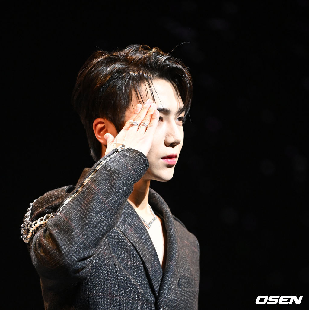 펜타곤 진호가 포토타임을 하고 있다. 2022.01.24 /jpnews@osen.co.kr