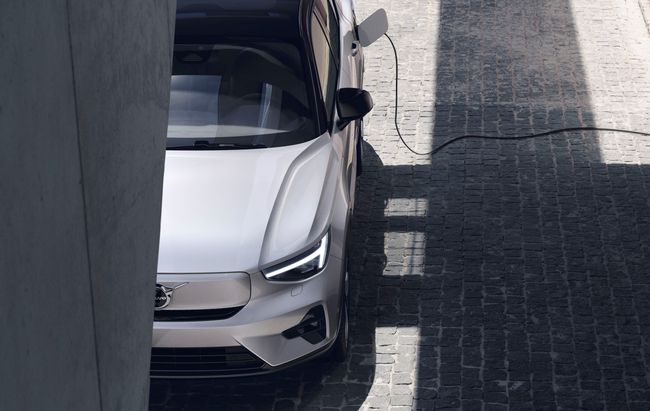 Volvo C40 Recharge Dawn Silver. 