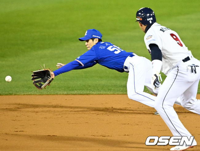 삼성 유격수 김지찬이 타구에 몸을 날리고 있다. 2021.11.10 /OSEN DB