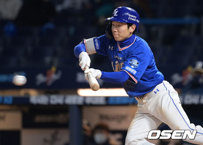 삼성 김지찬이 번트로 안타를 만들고 있다. 2021.10.29 /OSEN DB