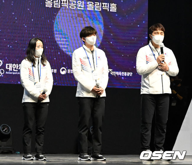 선수단 대표 이채원(왼쪽부터), 정재원, 임명섭 감독이 인터뷰를 하 고 있다. 2022.01.25 /jpnews@osen.co.kr