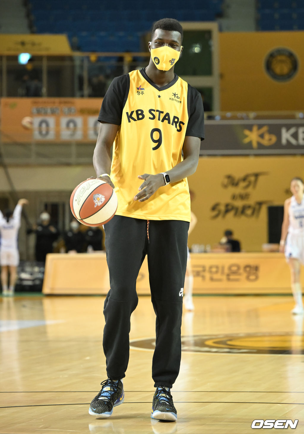 시투 나서는 KB손해보험 배구선수 케이타가 농구공을 만지고 있다. 2022.01.26 / soul1014@osen.co.kr