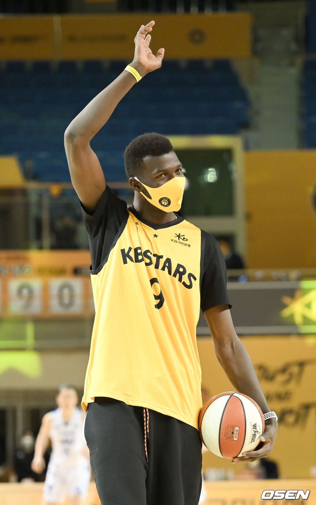 시투 나서는 KB손해보험 배구선수 케이타가 농구팬들에게 인사를 하고 있다. 2022.01.26 / soul1014@osen.co.kr