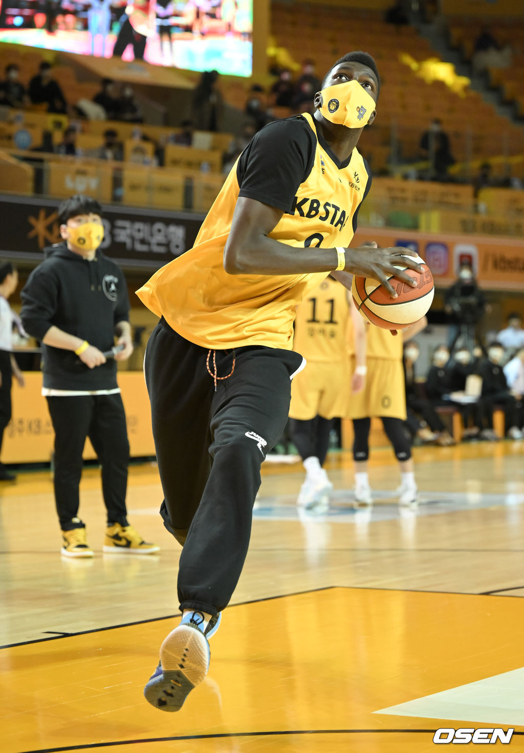 시투 나서는 KB손해보험 배구선수 케이타가 림을 향해 점프를 하고 있다. 2022.01.26 / soul1014@osen.co.kr