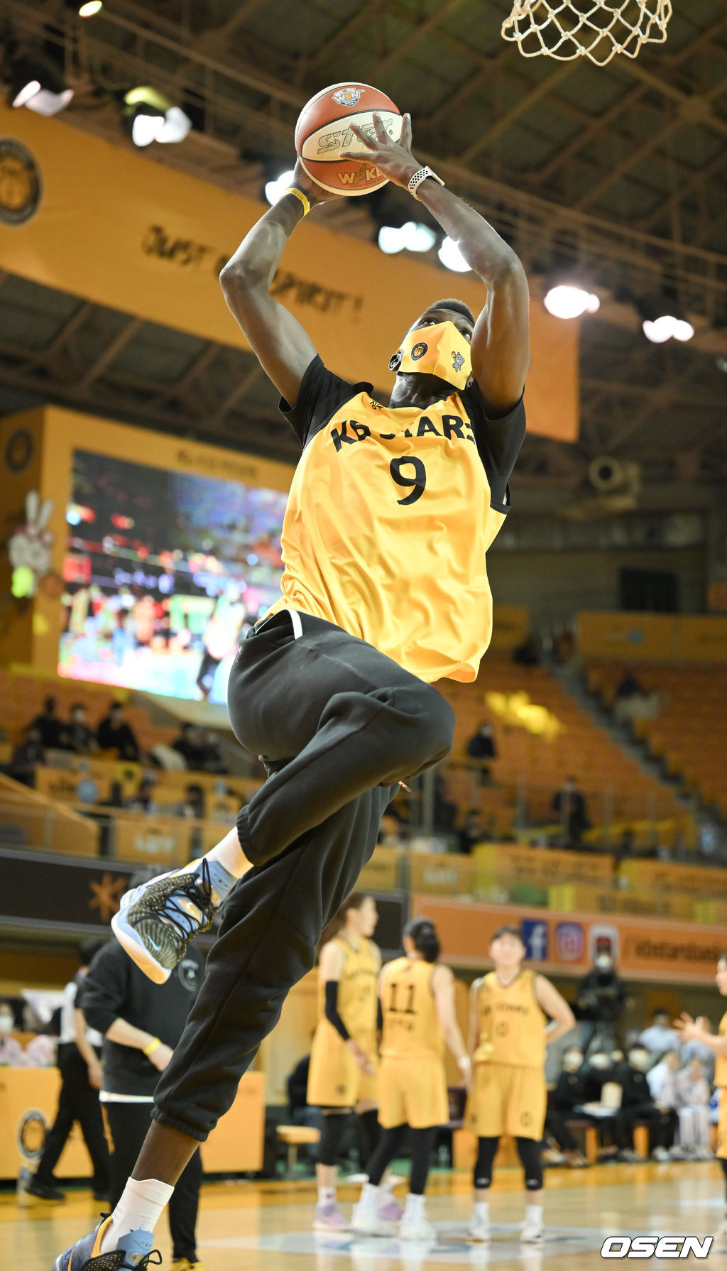 경기 앞서 KB손해보험 케이타가 시구로 덩크슛을 성공시키고 있다. 2022.01.26 / soul1014@osen.co.kr
