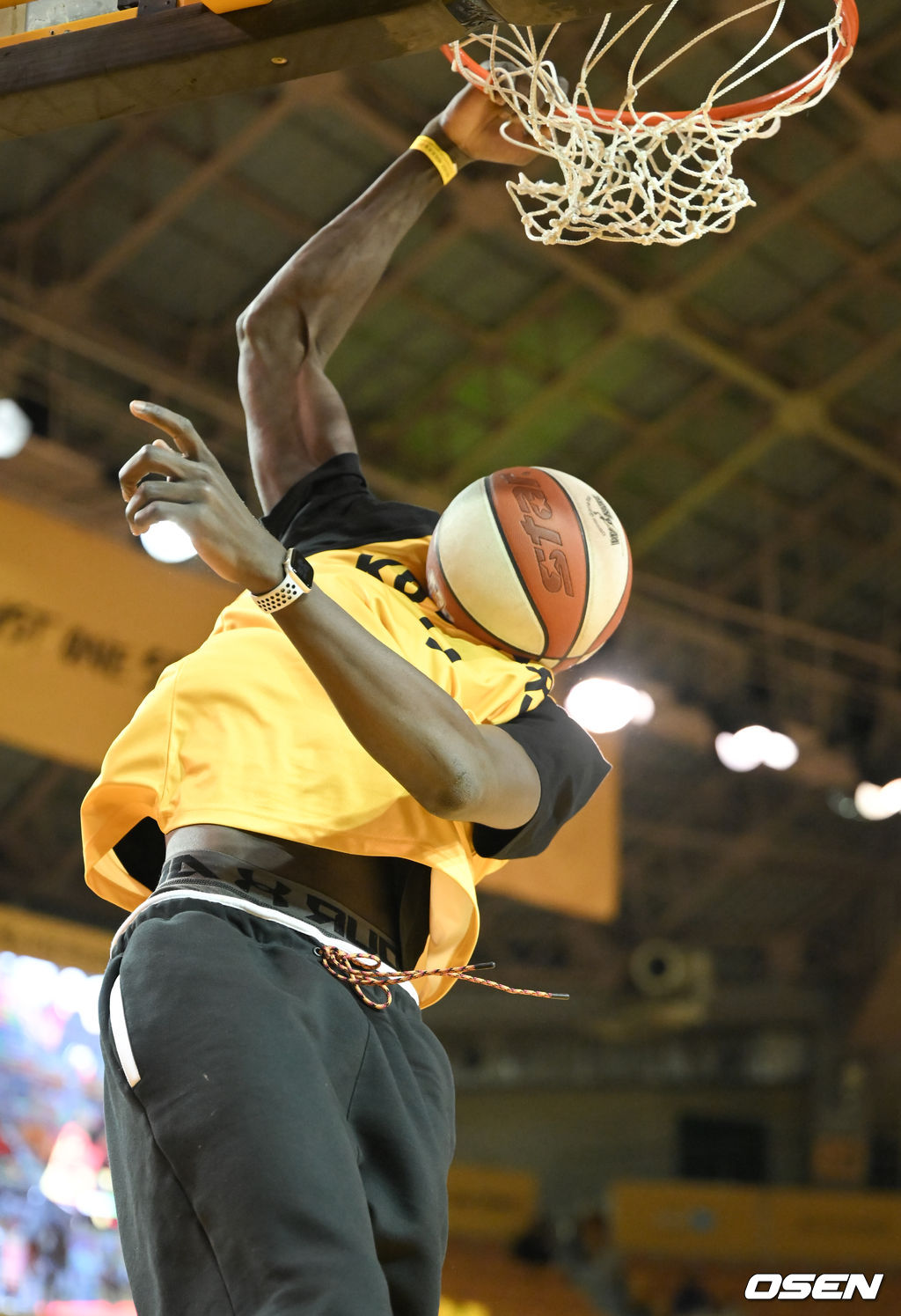 경기 앞서 KB손해보험 케이타가 시구로 덩크슛을 성공시키고 있다. 2022.01.26 / soul1014@osen.co.kr
