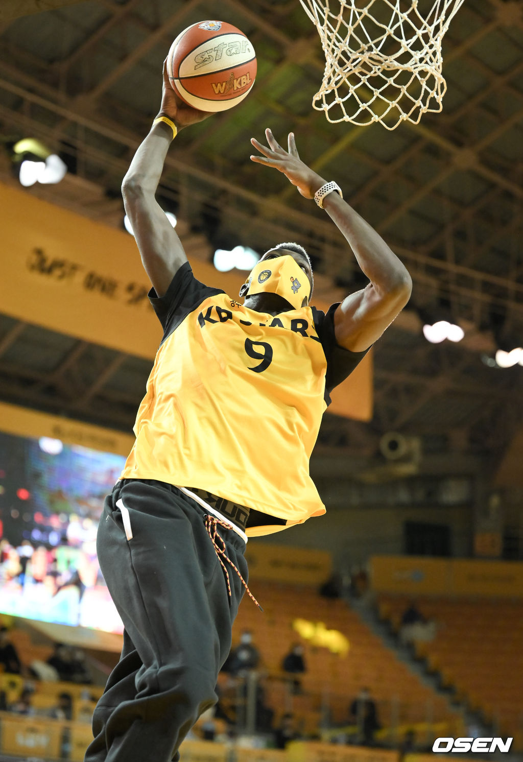 경기 앞서 KB손해보험 케이타가 시구로 덩크슛을 성공시키고 있다. 2022.01.26 / soul1014@osen.co.kr