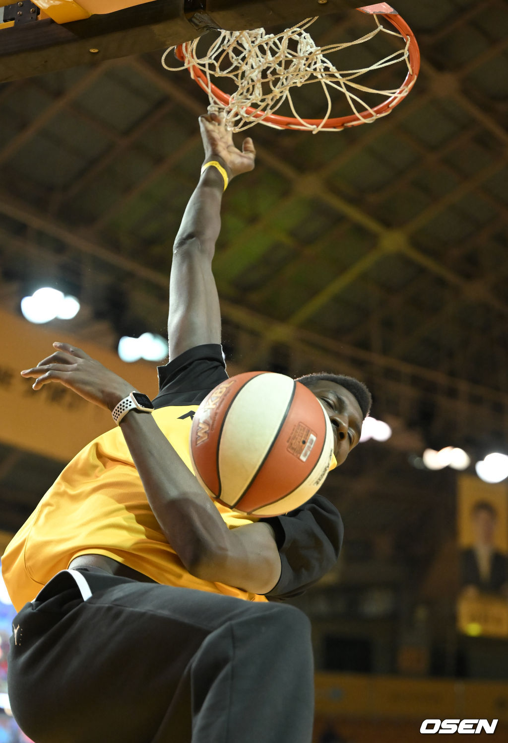 경기 앞서 KB손해보험 케이타가 시구로 덩크슛을 성공시키고 있다. 2022.01.26 / soul1014@osen.co.kr