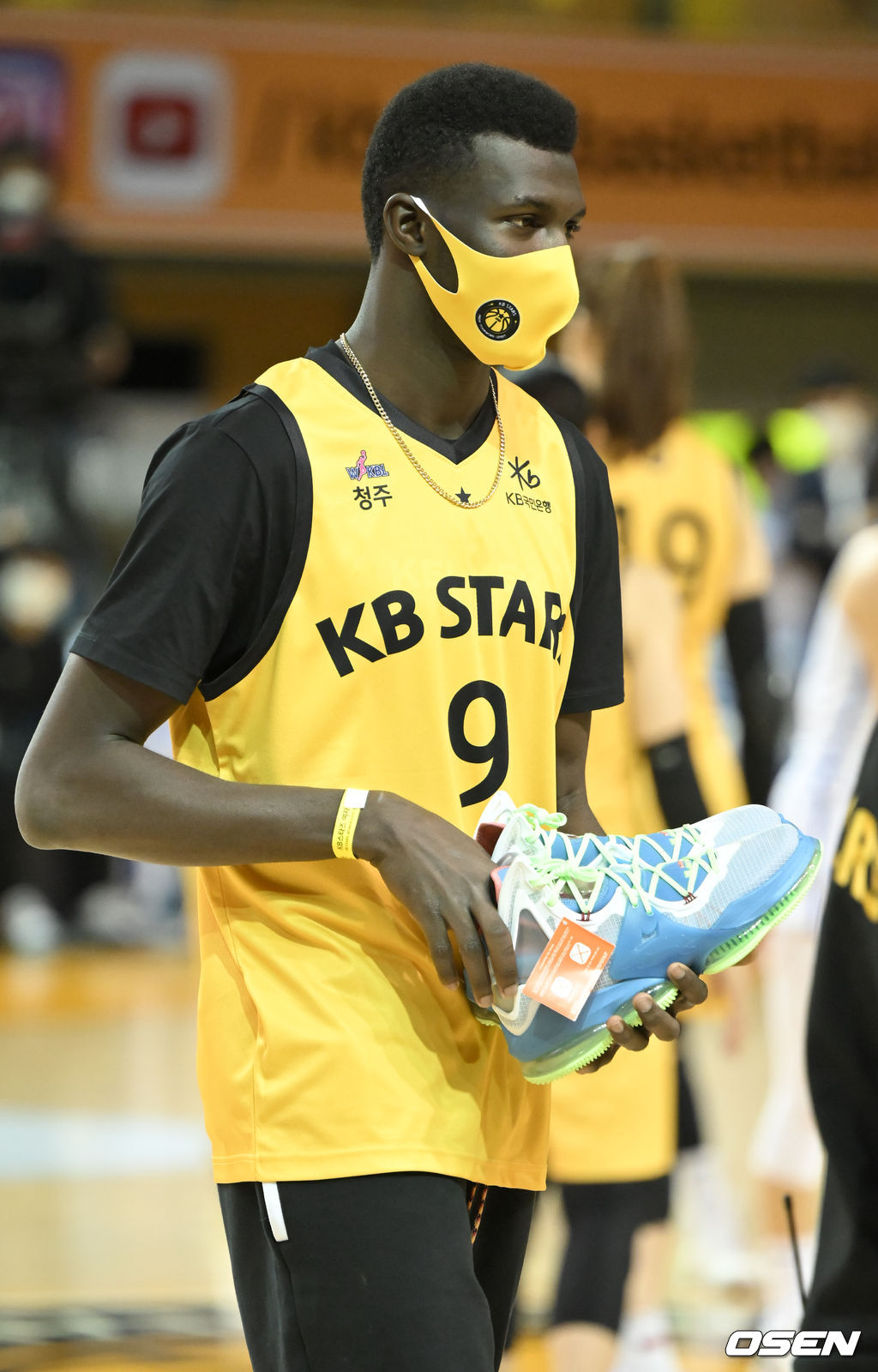 경기 앞서 시투 마친 KB손해보험 케이타가 농구화를 선물받은 뒤 퇴장하고 있다 2022.01.26 / soul1014@osen.co.kr